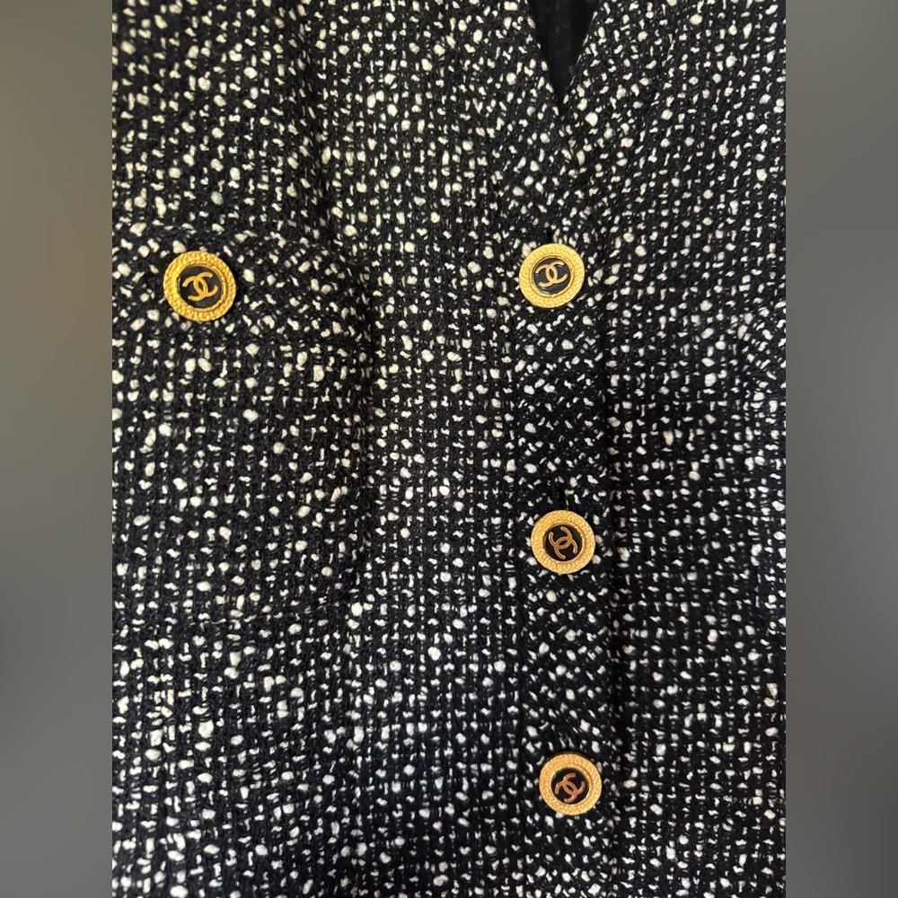 CHANEL Black and White Tweed Coat with CC Logo Gold Buttons Size: FR. 34 - Picture 3 of 4